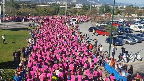 La marea rosa de la carrera Mujeres contra el Cáncer toma Málaga
