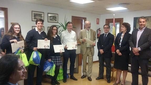 Entrega de las distinciones a los alumnos en la sede del INE hoy.
