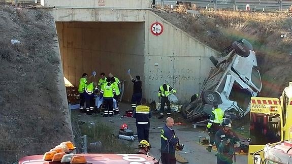 Los servicios de emerhencias y bomberos en el lugar del siniestro. 