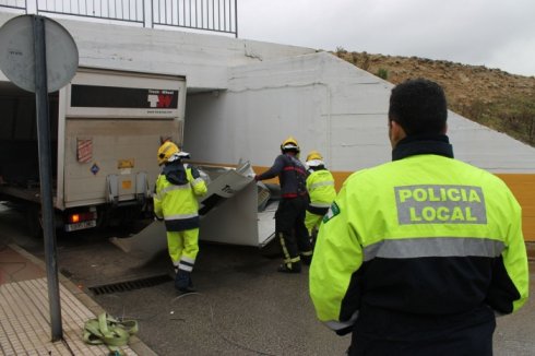 La policía colabora con los bomberos del CPB de Málaga. :: v. m. 