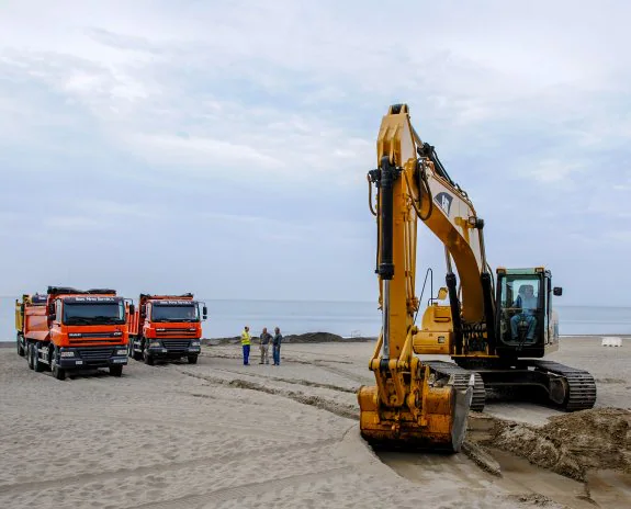 Máquinas trabanjando en los aportes de arena de las playas de Estepona. 