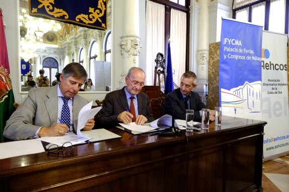 Escribano, De la Torre y Moro, durante la firma del acuerdo. :: sur