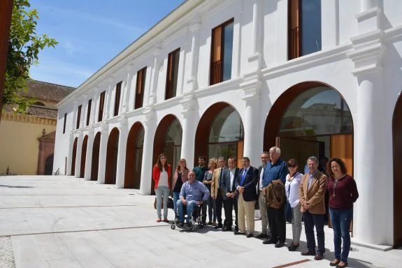 Autoridades municipales y de la Junta de Andalucía, ayer a las puertas del inmueble reformado. :: e. c.
