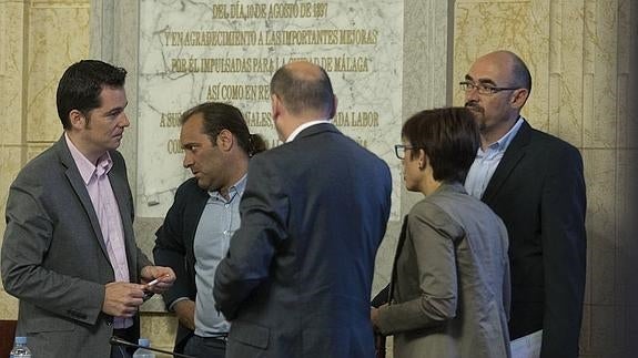 Algunos concejales de la oposición, entre ellos de Ciudadanos, PSOE y Málaga para la Gente, ayer antes del pleno. 