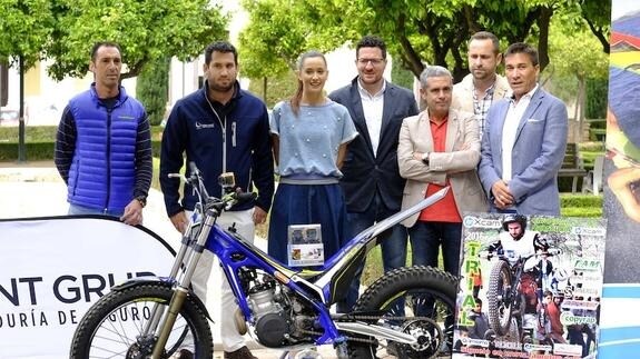 Un momento de la presentación de la prueba, con la moto de David Fernández Chaves.