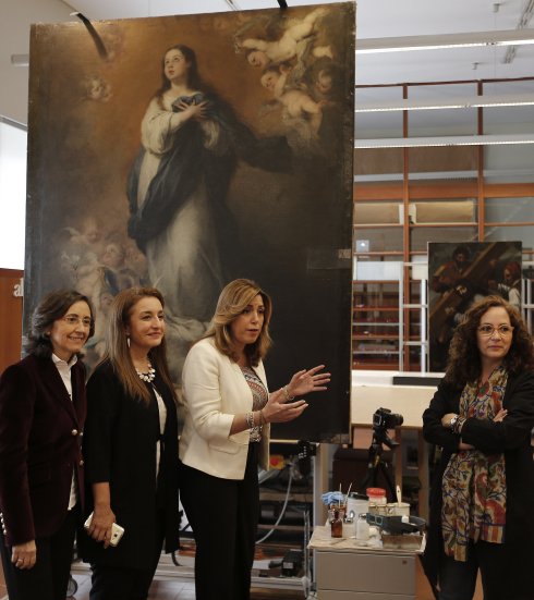 Susana Díaz delante de una Inmaculada de Murillo en la sala de restauración del Bellas Artes de Sevilla, acompañada de la consejera de Cultura, Rosa Aguilar, y la directora del museo, Valme Muñoz :: vidal,. efe