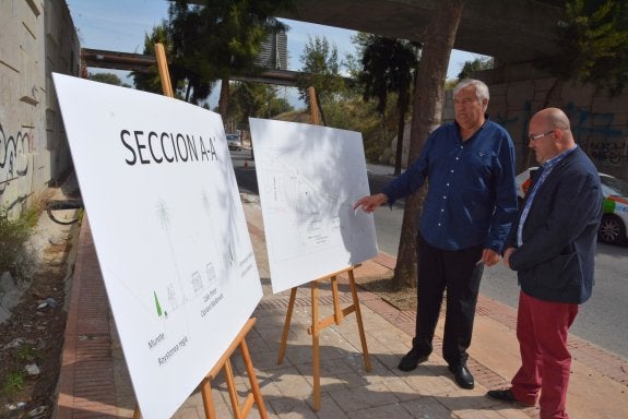 Marcelino Méndez-Trelles y Jesús Pérez Atencia, con los planos. :: e. c

