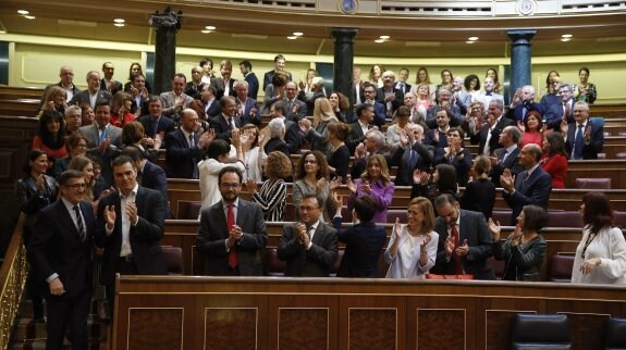 Los diputados aplauden en la despedida de la legislatura más breve de la historia, el pasado jueves. :: Paco Campos / efe