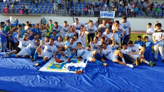 ALHAURÍN EL GRANDE FESTEJA EL ASCENSO DE SU EQUIPO