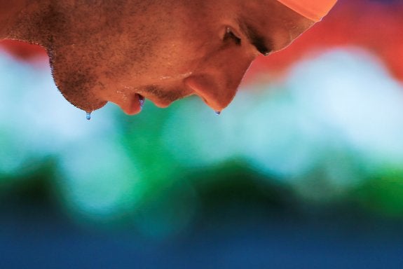 Gotas de sudor caen del rostro de Rafa Nadal, ayer en su duelo ante Kuznetsov. :: sergio pérez. reuters