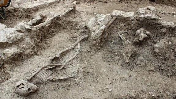 Hallan en Ronda restos de 16 cuerpos de una necrópolis medieval en unas obras