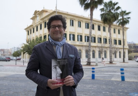 Emilio Calderón, ayer, antes de la presentación en la Feria del Libro. :: ñito salas