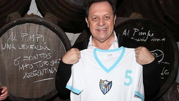 El ministro de Argentina firmó en El Pimpi y posó con una camiseta del Málaga CF. 