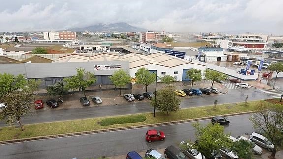Vista de las naves situadas junto a la calle Leo Delibes. 
