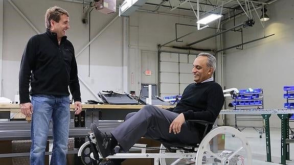 Manoj Bhargava prueba la bici junto a uno de los ingenieros que ha participado en su desarrollo. De momento, hay tres plantas: dos en la India y otra en Singapur.