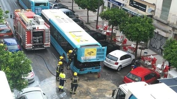 Imagen de la intervención de los Bomberos en calle Compás de la Victoria. 