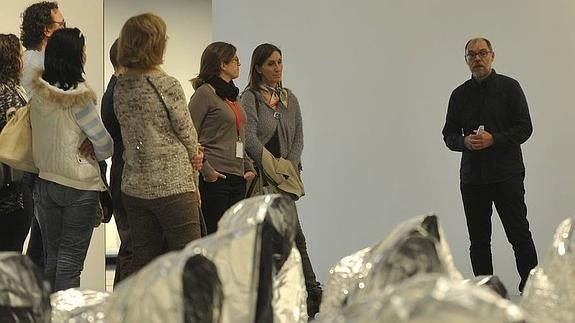 Pablo Aranda, durante su charla ayer en el Pompidou sobre la instalación de Kader Attia. 