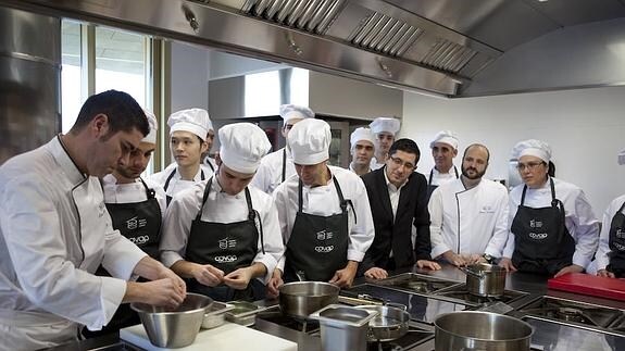 Aizega, en el centro, con los alumnos de uno de los másteres del Basque Culinary Center. 