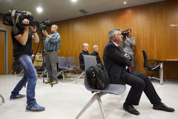 Juan Antonio Roca ha vuelto al banquillo por el caso de la desaladora. 