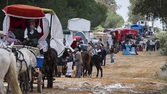Rocieros realizan una parada en la ruta de peregrinaje hacia la aldea almonteña del Rocío (Huelva). 