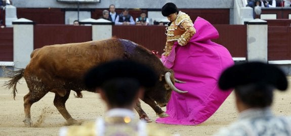 El diestro peruano Roca Rey da un pase con el capote a su segundo toro . :: efe