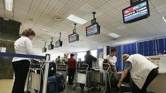Imagen de archivo de turistas en la cola de los mostradores de facturación de Delta en el aeropuerto de Málaga.
