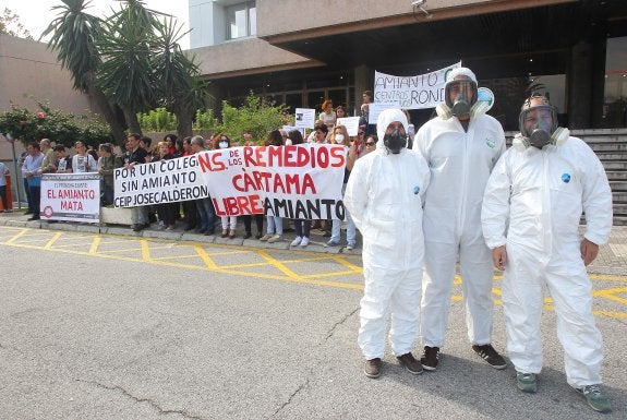 Un momento de la protesta de ayer ante el edificio de Servicios Múltiples, sede de la Delegación de Educación. :: nuria faz