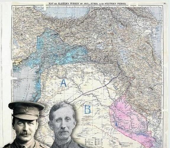 Sykes y Picot sobre el mapa original que dibujó las zonas de influencia de Reino Unido y Francia