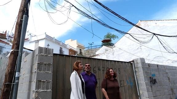 Los cables cuelgan amenazantes sobre las cabezas de Ysabel Torralbo, José García e Inmaculada Viñolo. 