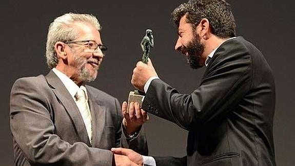 Antonio Ramírez, (izquierda), en la entrega de un premio.
