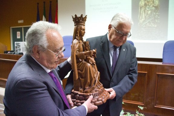 Rafael Ruiz Liébana y Francisco Toledo, ayer. :: victoria lópez