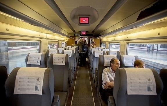 Imagen de archivo de un vagón del AVE, en la estación María Zambrano. :: sur