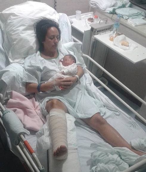 Belén Benito, con su hija en brazos, en la habitación del hospital