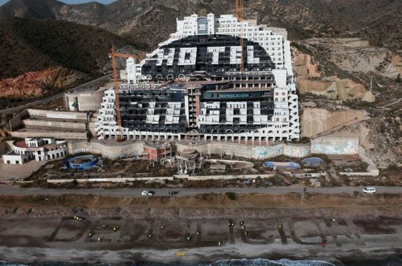 Imagen del hotel en la playa almeriense de Carboneras. :: sur