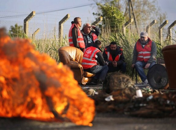 Los huelguistas bloquean un acceso a la refinería de Donges. 