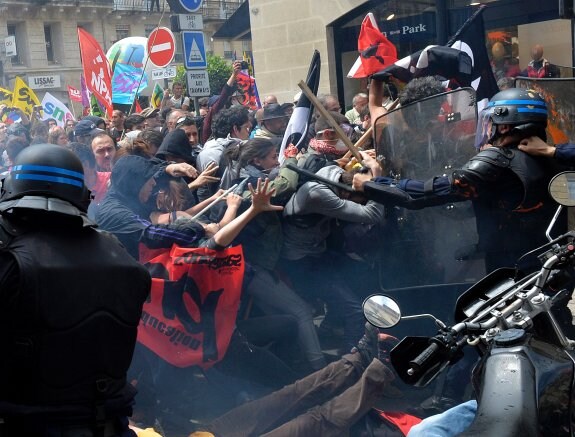 Enfrentamientos entre manifestantes y policías durante una manifestación en Burdeos. ::  GEORGES GOBET / afp