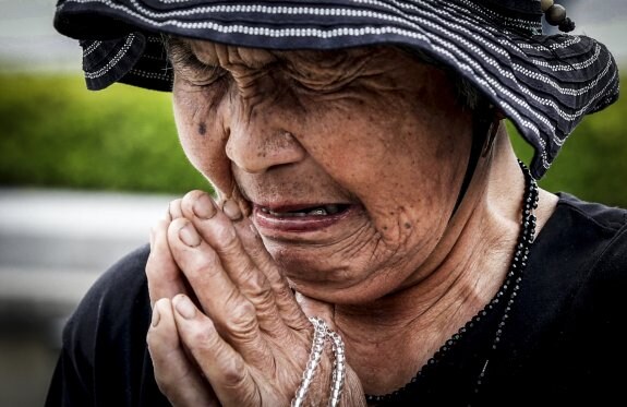 Kinuyo Ikegami, de 84 años, reza por la memoria de  las víctimas de las bombas atómicas en el parque  de la Memoria de Hiroshima.  :: Toru Hanai / reuters