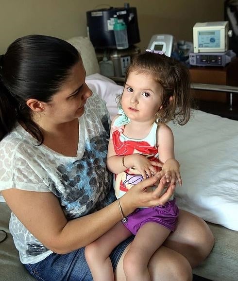 Idaira Osuna, con su madre en su casa de Arroyo de la Miel. 