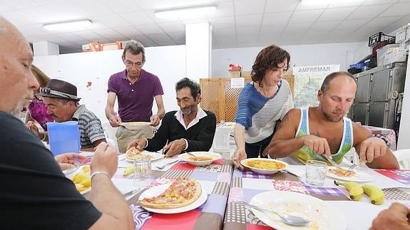 Lola y Pedro son dos de los voluntarios del comedor de Amfremar en El Palo, en el que sirven unos 100 servicios.