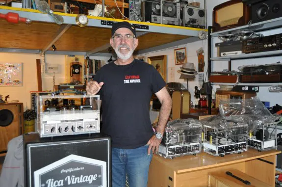 Juan Antonio López en su pequeño taller de electrónica de Algarrobo Costa. :: A. Peláez
