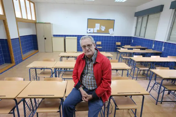 José Jiménez, en un aula del Instituto Martiricos, su último destino como docente. :: Fernando González
