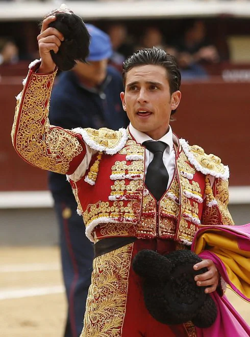 Alberto Aguilar tras cortar una oreja a su primer toro. :: Efe
