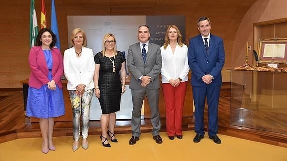 Margarita del Cid, Esperanza Oña, Ana Mula, Elías Bendodo, Ana Isabel González y Juan Carlos Maldonado, ayer, en el Ayuntamiento. 