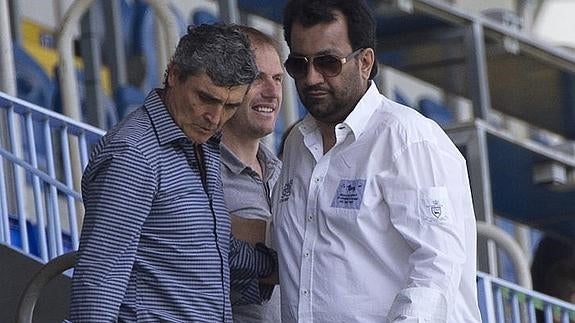 Juande, Arnau y Al-Thani, durante el partido del Atlético Malagueño el domingo en la Rosaleda. 