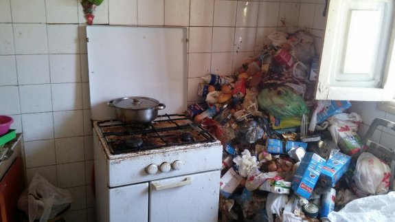 En el interior del inmueble se acumulaban plásticos, restos de comida y bolsas, sobre todo en la cocina. :: e. c.
