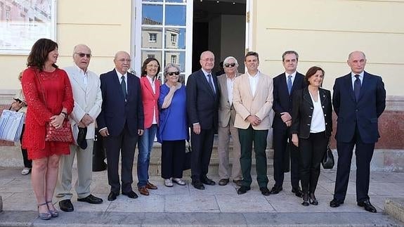Foto de familia a la entrada del Teatro Cervantes. 
