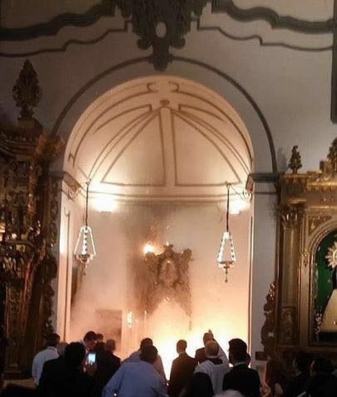 Un incendio en la capilla de la Hermandad del Rocío de La Caleta causa daños al Simpecado y al retablo