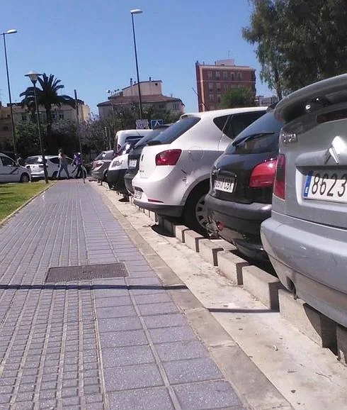 Los bloques impiden que los coches accedan a la acera. 