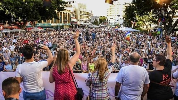 La manifestación y el desfile de carrozas congregaron a cerca de 8.000 personas en Torremolinos. 