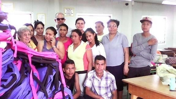 Los empleados del taller de mochilas que ha puesto en marcha un jubilado español. 